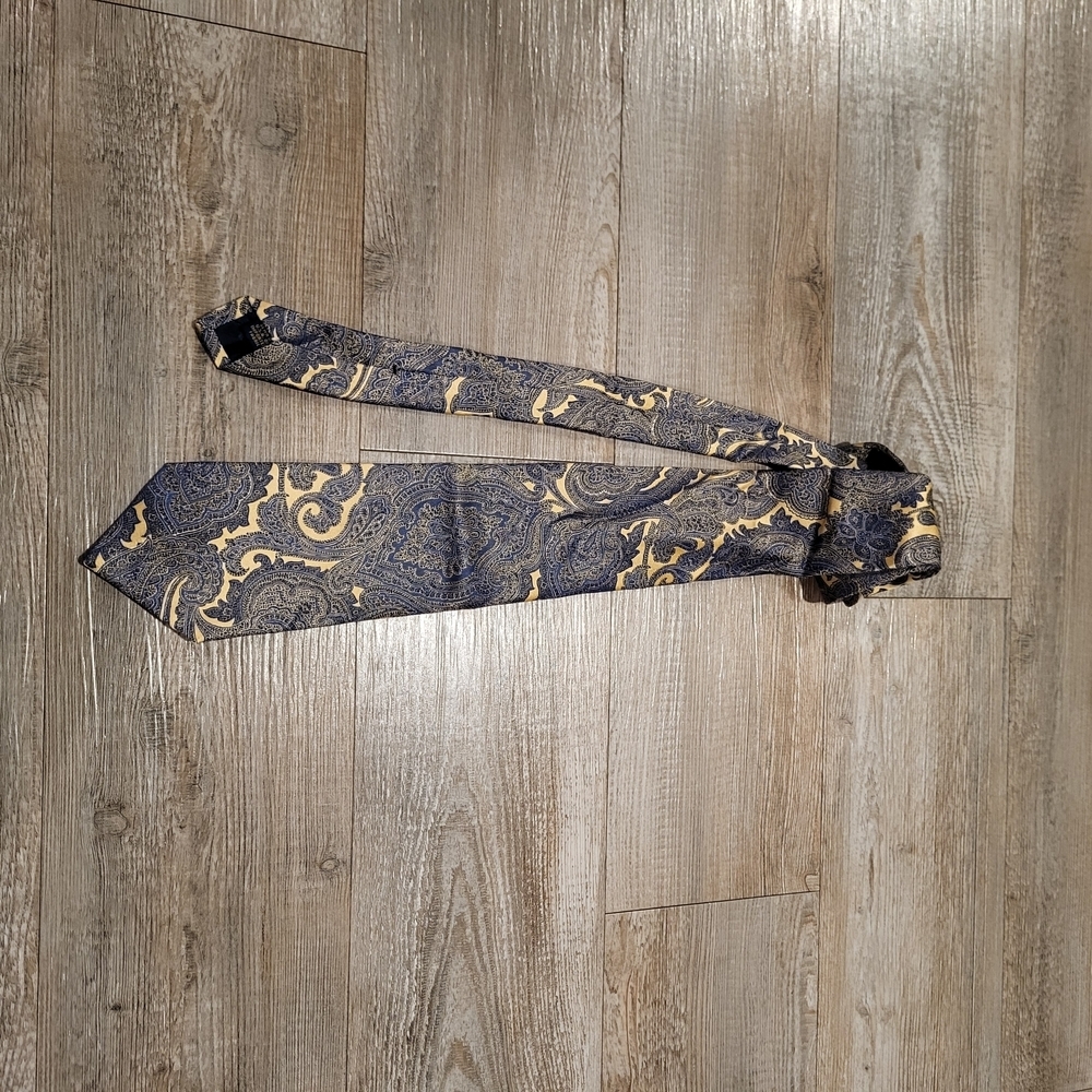 T. Harris London 100% Italian Silk Yellow Blue Paisley Vintage 1980s